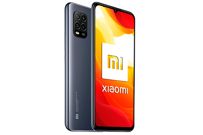 A imagem mostra o celular Mi 10 Lite de frente e de costas. Na parte virada para frente, é possível ver usa tela com uma pequena câmera na parte central superior e um plano de fundo branco, vermelho e laranja com o logo da Xiaomi em branco e o nome da empresa também em branco embaixo dele. No que está virado de costas, é possível ver que o celular é cinza e as câmeras estão localizadas na parte superior esquerda do celular. O fundo da imagem é branco.