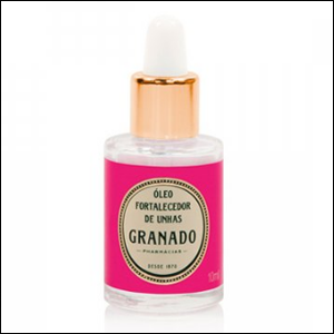 Óleo-Fortalecedor-de-Unhas-Granado-Pink A imagem mostra um frasco de vidro com tampa de conta gotas, com a borracha na cor branca e a base na cor dourado. O rótulo que envolve a embalagem é rosa pink e, em seu centro há o logo da Granada, um círculo amarelado com as letras em verde escuro.