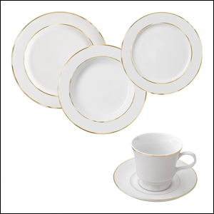 A imagem mostra 3 tipos de pratos diferentes de porcelana, na cor branca, com um filete de dourado nas bordas e uma xícara, também de porcelana branco com um filete dourado em sua parte superior. O fundo da imagem é branco.