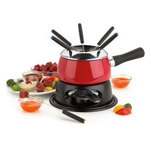 A imagem mostra um aparelho de fundue, com a parte inferior, onde fica o fogo, na cor preta, e a panela superior na cor vermelha. É possível ver cinco garfos dentro do recipiente e um fora, apoiado. Ao redor do aparelho estão espalhadas algumas frutas. O funda da imagem é branco.