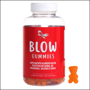 A imagem mostra um frasco do produto Blow Gummies, feito de plástico, com um rótulo rosa que mostra o nome do produto em branco e prata. A tampa do frasco é branca, assim como o fundo da imagem. Ao lado do frasco é possível ver uma das gomas, em forma de ursinho, na cor laranja.