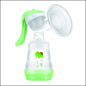 A imagem mostra uma bomba de tirar leite manual, com pega de silicone transparente e recipiente transparente com detalhes em verde.