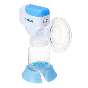 Bomba-Tira-Leite-Materno-Elétrica-G-Tech A imagem mostra uma bomba de tirar leite, feita de plástico, com uma concha de silicone para encaixe no seio e um recipiente transparente para o armazenamento do leite, que fica apoiado sobre uma base azul claro. O fundo da imagem é branco.