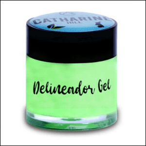 Delineador-em-gel-colorido-Catharine-Hill A imagem mostra um pote redondo de vidro, mostrando o conteúdo dentro dele, na cor verde claro. A tampa do pote é preta e na frente da embalagem, está escrito Delineador em gel, em letras pretas.
