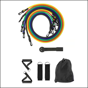 Elástico-Extensor-Exercício-Funcional-11-peças-Multitrust A imagem mostra as peças que vêm no kit de elástico extensor: 5 cordas de elástico em diferentes cores enroladas, um saco de armazenamento e 5 apoios para as mãos e os pés para serem conectados ao elástico. O fundo da imagem é branco.