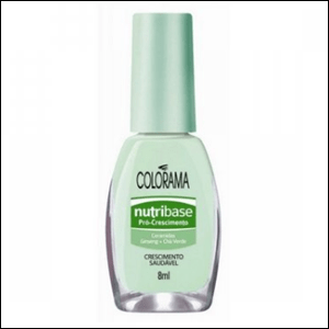 Esmalte-nutribase-pró-crescimento-Colorama A imagem mostra um frasco de esmalte, de vidro transparente, mostrando um conteúdo levemente esverdeado dentro, com a tampa verde. No centro da embalagem, é possível ver informações sobre o produto em letras pretas e alguns detalhes em verde.
