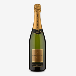 Espumante-Chandon-Réserve-Brut A imagem mostra uma garrafa de vidro na cor verde escuro do espumante Chandon, com lacre e rótulo na cor dourada.