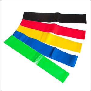 Faixa-Elástica-Pood-Resistance-Loop-Bands-Multitrust A imagem mostra 5 faixas elásticas para exercícios, alinhadas como um leque, cada uma com uma cor diferente: preta, vermelha, amarela, azul e verde. O fundo da imagem é branco.