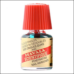 Fortificante-de-Unhas-Mavala-Scientifique A imagem mostra um frasco de vidro pequeno, com tampa vermelha e um rótulo dourado com detalhes em vermelho.