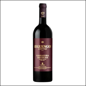 A imagem mostra uma garrafa de vinho na cor preta, com rótulo vermelho escuro.