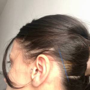 larissa-serpa-cabelo A imagem mostra a parte de trás da cabeça da repórter. É possível ver sua orelha e uma parte do rosto. O cabelo está levemente puxado para trás de forma que é possível ver uma pequena linha de cabelo descolorido, indicando o quanto o cabelo cresceu.