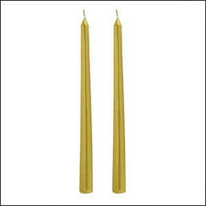 A imagem mostra duas velas compridas, uma ao lado da outra, na cor dourada. O fundo da imagem é branco.