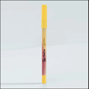 Lápis-Colorido-Tie-Dye-Dailus A imagem mostra um lápis de maquiagem da cor amarelo, num fundo cinza.