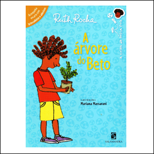 A imagem mostra a capa do livro, na cor azul, com o título da obra na cor amarela. DO lado esquerdo, é possível ver a ilustração de um menino negro, com camiseta laranja e bermuda amarela.