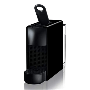 A imagem mostra uma máquina de café Nespresso Essenza, no formato retangular, na cor preta, com recipiente de água na parte de trás.
