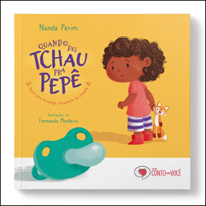 Quando_eu_dei_tchau_pra_pepê A imagem mostra a capa de um livro, que mostra em primeiro plano a ilustração de uma chupeta na cor verde e, em segundo plano, a ilustração de uma menina negra, de cabelos cacheados, olhando a chupeta, distante dela. O fundo da capa é amarelo e é possível ler o título do livro em letras roxas do lado superior esquerdo da capa.