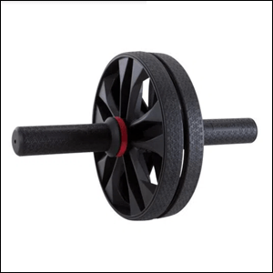 Roda-2-em-1-Para-Exercícios-Abdominais-Domyos A imagem mostra uma roda abdominal na cor preta, com duas pegas, uma de cada lado da roda. O fundo da imagem é branco.