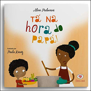 Tá-na-hora-do-papá A imagem mostra a capa de um livro, com uma ilustração de uma mulher negra com os cabelos presos e avental vermelho, cozinhando em uma panela cinza e, ao seu lado, há um menino negro, com camiseta vermelha segurando um prato de comida. O fundo da capa é laranja e há uma nuvem de fumaça branca subindo e se alongando até o topo da capa, onde se lê o título do livro em letras coloridas.