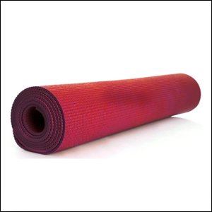 A imagem mostra um tapete de ioga, na cor vermelha, enrolado. O fundo da imagem é branco.