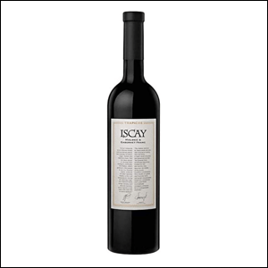 A imagem mostra uma garrafa de vinho na cor preta, com rótulo branco.
