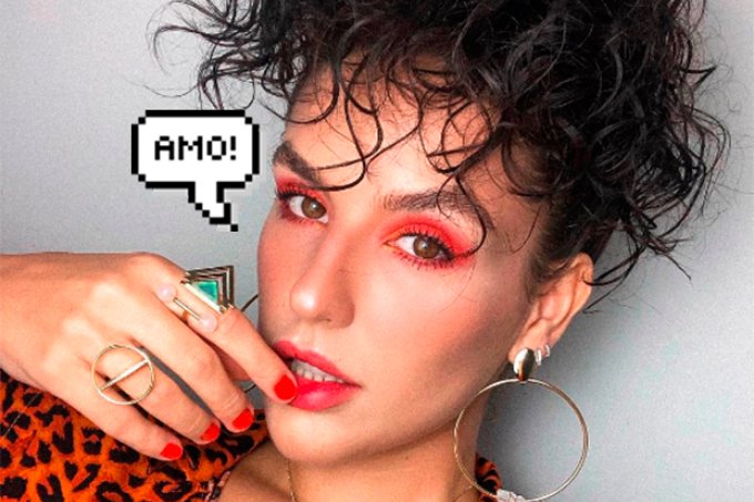 A imagem mostra a youtuber Kéfera, com uma maquiagem com sombra colorida laranja.