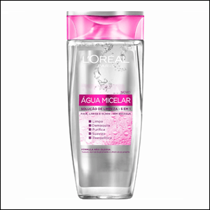 A imagem mostra a embalagem da água micelar, num frasco transparente, com a tampa na cor rosa e cinza. No centro da embalagem, há um rótulo com as informações do produto com letras nas cores branco e rosa.