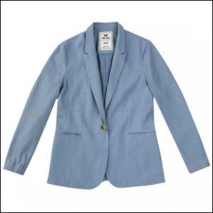 A imagem mostra um blazer de linho na cor azul clara, sobre um fundo branco.