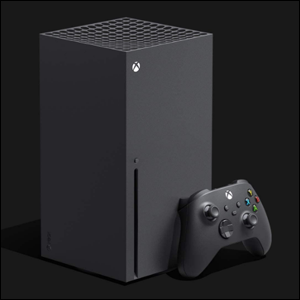 A imagem mostra o console do Xbox Series X, uma torre vertical em formato retangular, na cor preta e, ao seu lado, o controle, também na cor preta.