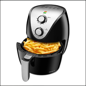 A imagem mostra uma air fryer, em formato ovalado, na cor preta, com detalhes em prata, onde ficam os dois botões em formato redondo. A "gaveta" da ari fryer está aberta, mostrando algumas batatas fritas dentro de seu recipiente.