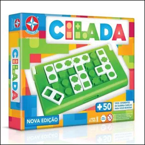 A imagem mostra a caixa do jogo, com um fundo colorido e o nome do jogo escrito na parte superior, também em letras coloridas, num fundo branco. Ao centro, é possível ver o tabuleiro, na cor verde, com algumas peças encaixadas, na cor branca.