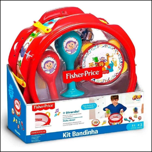 A imagem mostra a embalagem do brinquedo, com um tambor com as bordas vermelhas e o corpo transparente. Dentro dele há baquetas, castanholas, maracas, um apito e um pandeiro.
