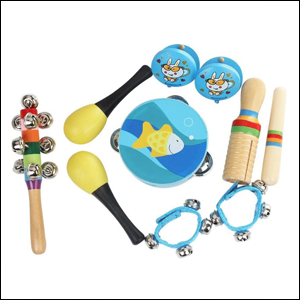 A imagem mostra um conjunto de instrumentos de percussão para crianças, com pandeiro, maracas, castanholas, 3 tipos de sinos de mão e um guiro de madeira.
