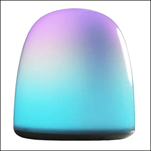 A imagem mostra uma luminária em formato ovalado, emitindo luzes na cor azul e roxo.