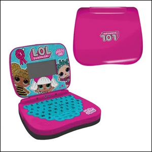 A imagem mostra um laptop de brinquedo, na cor rosa, com o teclado na cor azul e uma tela pequena, rodeada por uma moldura azul com figuras das personagens LOL. O fundo da imagem é branco.