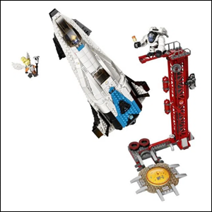 A imagem mostra um foguete espacial, saindo de uma plataforma, que possui acoplada uma torre de vigia vermelha, com um personagem em seu topo e outro sobrevoando o foguete, tudo feito de Lego. O fundo da imagem é branco.
