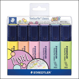 A imagem mostra uma embalagem de plástico transparente contendo 6 canetas marca texto de cores pastéis variadas.