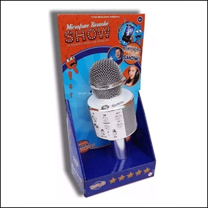 A imagem mostra um microfone na cor prata, dentro de uma embalagem de papelão nas cores azul e laranja.