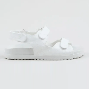 Papete-feminina-Mindset-matelassê-com-velcro-branca-C&A A imagem mostra uma sandália estilo papete, com a sola branca tratorada e as tiras também na cor branca, presas por velcro. O fundo da imagem é branco.