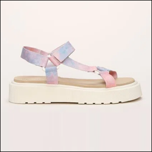 Papete-feminina-Oneself-estampada-tie-dye-C&A A imagem mostra uma sandália no estilo papete, com duas tiras com estampa tie-dye nas cores rosa e azul. O solado é na cor branca, levemente tratorado.