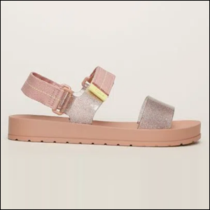 Papete-feminina-Zaxy-Way-com-tiras-e-glitter-rosê-C&A A imagem mostra uma sandália no estilo papete, com duas tiras da cor rosa com glitter e solado emborrachado também na cor rosa.