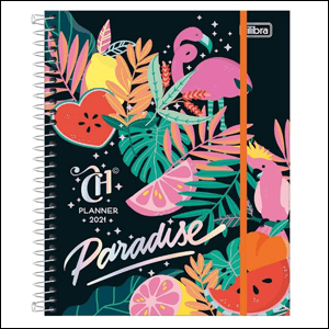 A imagem mostra um planner, no formato de um caderno, com espiral prateada e a capa na cor preta, com várias ilustrações de folhas de palmeiras, flamingos e frutas, como laranja e melancia, nas cores verde, rosa, laranja e vermelho. Na parte inferior, há a palavra "Paradise" escrita em letras brancas.