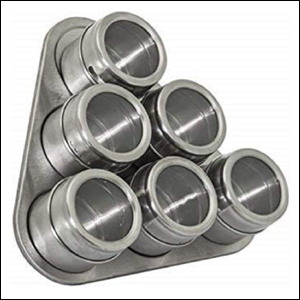 Porta-Condimento-Magnético-Mikah A imagem mostra um apoio de aço inox em formato de triângulo, com 6 porta temperos de formato redondo, com a tampa transparente, fixados na superfície da base triangular.