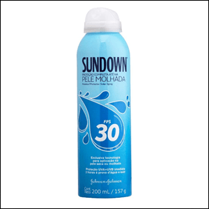Protetor-Solar-Spray-Pele-Molhada-Sundown-FPS-30 A imagem mostra a embalagem do protetor solar, feito de alumínio em formato cilíndrico, na cor azul, com alguns desenhos de gostas de água e as informações sobre o produto em azul escuro e branco. A tampa da embalagem é branca.