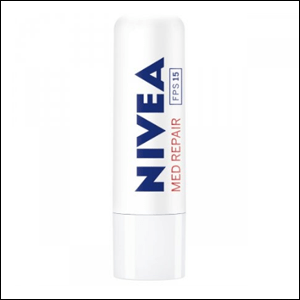Protetor-labial-com-FPS-15-Nivea A imagem mostra a embalagem do protetor labial, na cor branca, com o nome da marca em azul escuro e algumas letras em vermelho mostrando o nome do produto.