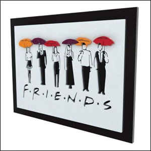 A imagem mostra um quadro da série Friends, com 6 perfis de pessoas, representando cada um dos amigos, em preto e branco, segurando guarda-chuvas coloridos e com o nome da série embaixo deles em letras pretas no mesmo estilo de letra da abertura do programa. O fundo do quadro é branco e sua moldura é preta.