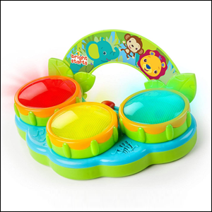 A imagem mostra um brinquedo com 3 tambores coloridos alinhados e um arco na cor verde com figuras de safári na parte superior do brinquedo.