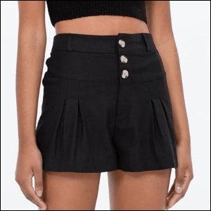 Short-Godê-em-Linho-Preto-Renner A imagem mostra uma modelo, da cintura para baixo, usando um shorts preto, de cintura alta, com algumas pregas na barra e 3 botões na parte superior.