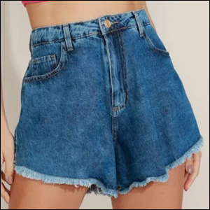 Short-jeans-godê-cintura-média-e-barra-desfiada-C&A A imagem mostra uma modelo da cintura para baixo, usando um shorts jeans azul escuro com as barras levemente desfiadas.