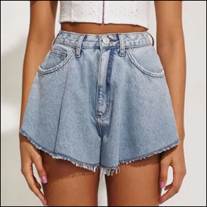 Short-jeans-godê-cintura-super-alta-azul-C&A A imagem mostra uma modelo, da cintura para baixo, usando um shorts jeans com a barra levemente desfiada, num tom de azul médio.