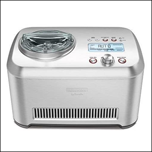 Sorveteira-Gelato-Express-220-Tramontina A imagem mostra uma máquina de fazer sorvete, em formato retangular, na cor prata, com alguns botões e um visor na parte superior do lado direito e uma abertura em formato de círculo do lado esquerdo, com uma tampa transparente.